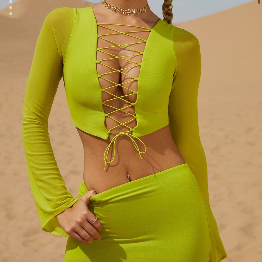 Oh Polly “RIVERSIDE”
Lace Up Long Sleeve Crop Top in Lime